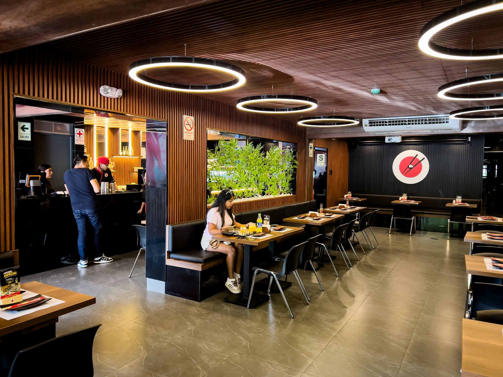 Perspectiva longitudinal del comedor