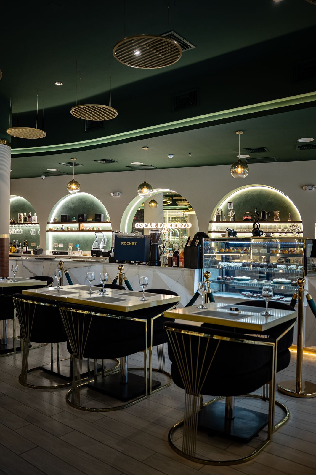 Salón principal con mobiliario verde y dorado