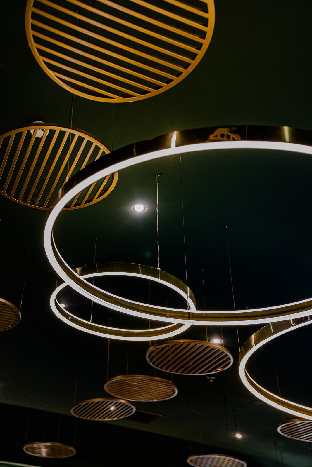 Luminarias circulares suspendidas