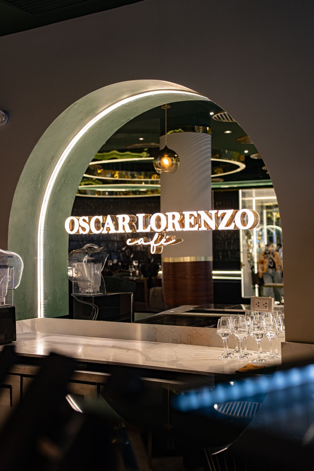Arco iluminado con logotipo de la marca